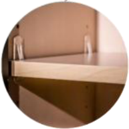Plywood shelf with a locking shelf clip